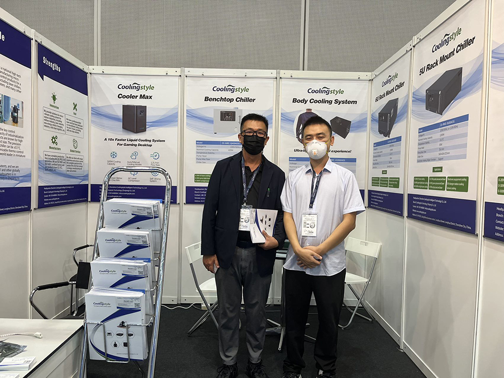 酷凌時代員工與觀展朋友的合影留念